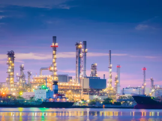 صورة لبنية البترول والغاز ملتقطة في الليل.