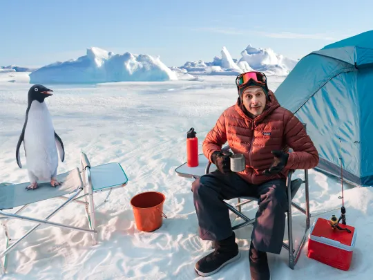 رجل في القطب الشمالي مع طائر البطريق