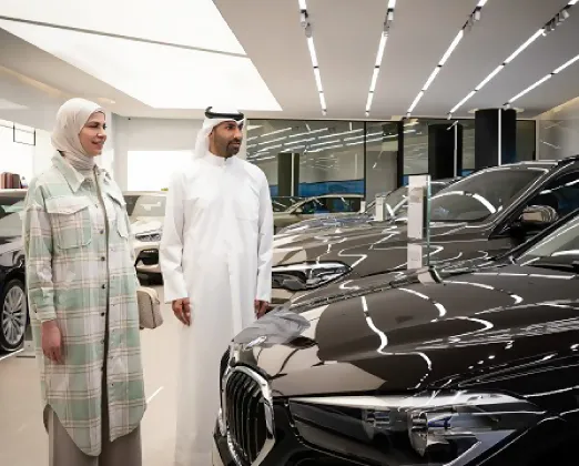 A Kuwaiti couple at a car showroom obtained car financing against a deposit from Boubyan Bank.