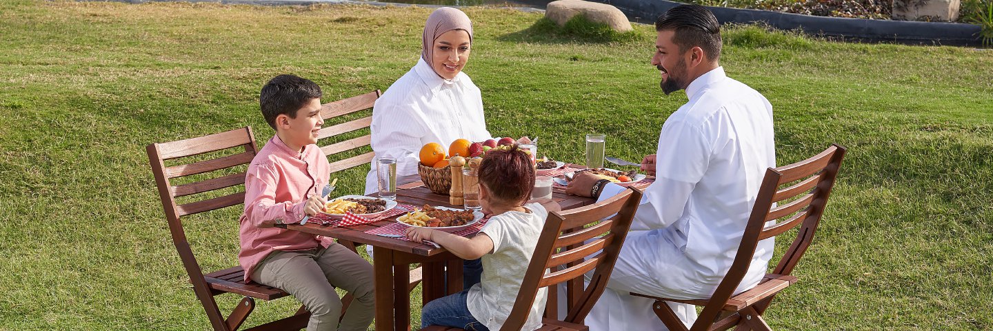 family eating in a park premium savings boubyan عائلة تاكل في الحديقة حساب التوفير المميز بوبيان